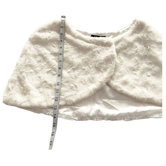BCX White Faux Fur Shawl Snap Closure M Mobwife Classic Formal - Picture 4 of 6